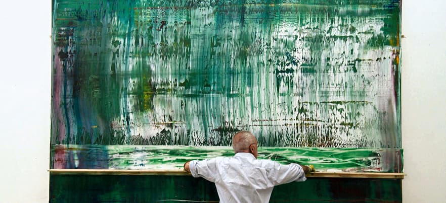 Richter devant une peinturée a ton vert, réalisée par lui même